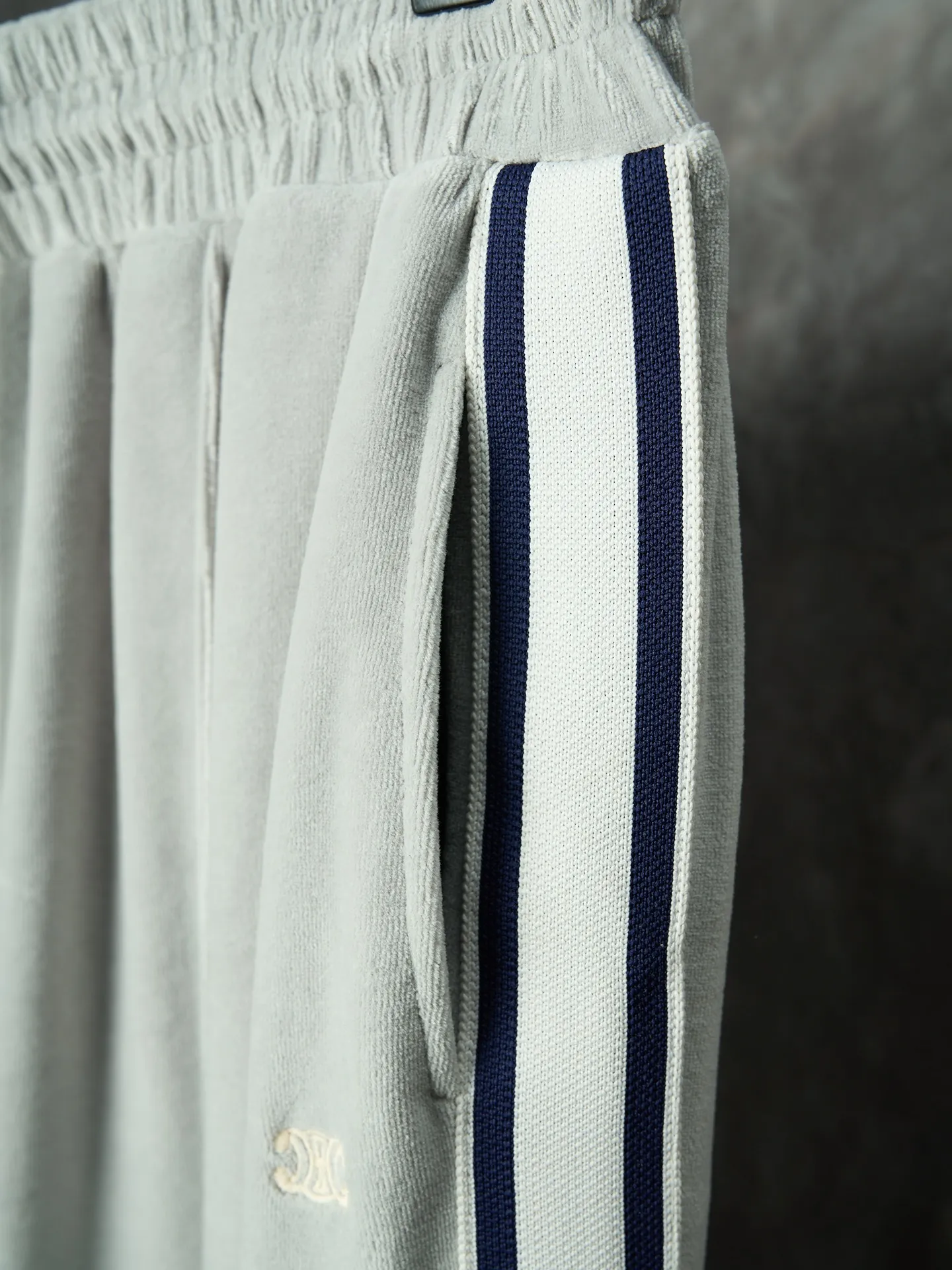 [Real auction] Celine/Celine Arc de Triomphe embroidered straight trousers suit (new color taupe and blue) [In Stock] S M L XL custom-made Yunrou twin velvet matte cotton sateen, soft and waxy touch, close to the skin like a cloud wrap, with taupe blue as the main tone, low-key and rich in content. The iconic CELINE Arc de Triomphe embroidery awakens on the gray fog suede, fully recognizable, and the contrasting ribbons on both sides are sublimated to hold up the tension of the color. The visual impact between movement and movement. The lazy lines of the straight draped version are both rigid and soft. When taken apart, it is a style item. When worn together, it is an atmospheric aesthetic. Complete the ultimate interpretation of the sense of relaxation and luxury. The suit is worn for worry-free wear. It adopts imported machine embroidery technology and uses advanced computer control systems and precise mechanical components to realize the Arc de Triomphe embroidery work. High precision. The lines are smooth and delicate. The fabrics have been washed and have a better hand feel. Not easy to deform, not easy to shrink, not easy to fade. Maintains long-lasting good looks and a great fit